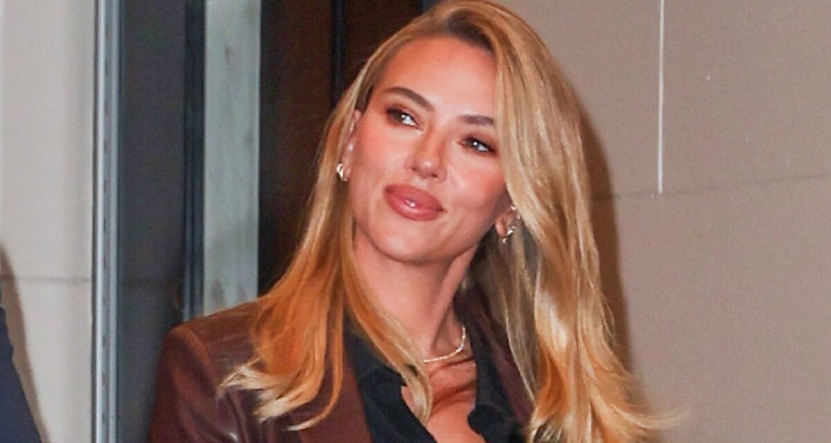 Scarlett Johansson – Oui, l&rsquo;actrice la mieux payée d&rsquo;Hollywood – vient de porter une pochette de 100 $ à New York