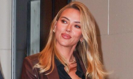 Scarlett Johansson – Oui, l&rsquo;actrice la mieux payée d&rsquo;Hollywood – vient de porter une pochette de 100 $ à New York