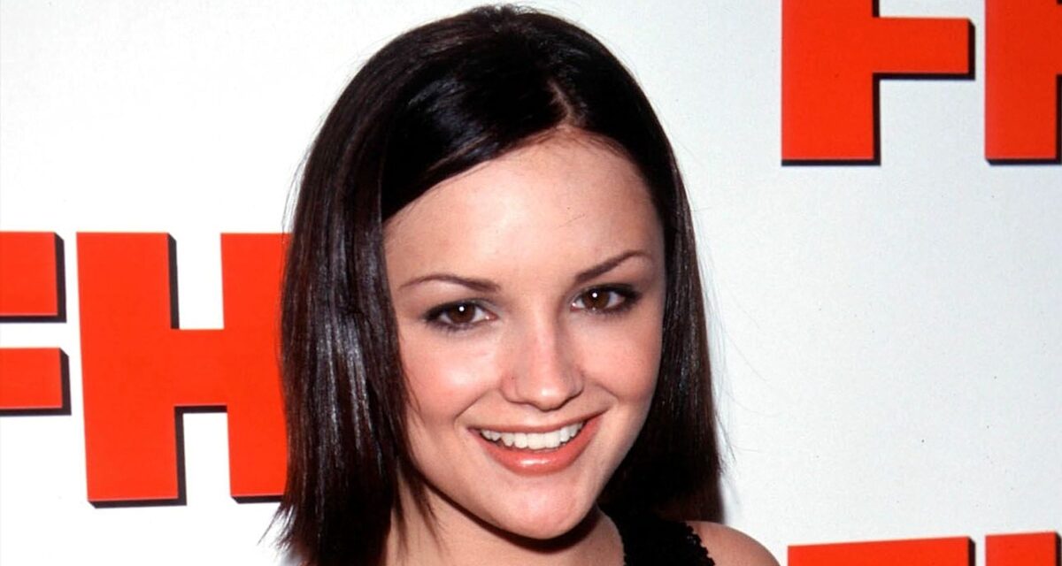 Icône de film des années 90 Wows dans une robe bustier perlée pendant une apparence rare sur le tapis rouge avec son fils