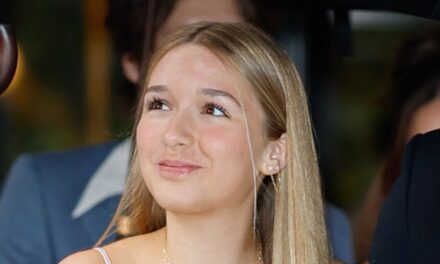 Harper Beckham va plein d&rsquo;épices de bébé avec une transformation de cheveux blonds platine