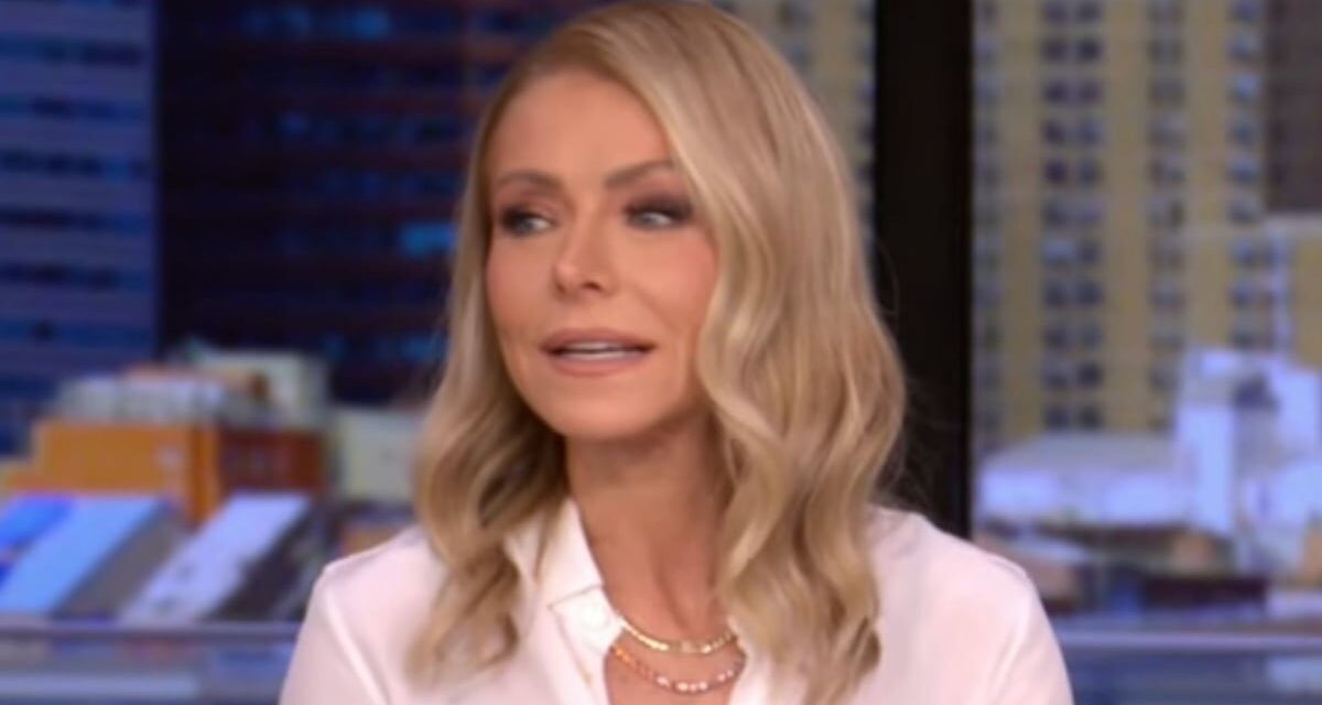 Kelly Ripa embarrasse la star célèbre avec une erreur en l&rsquo;air