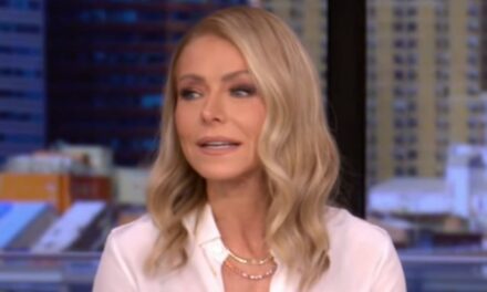 Kelly Ripa embarrasse la star célèbre avec une erreur en l&rsquo;air