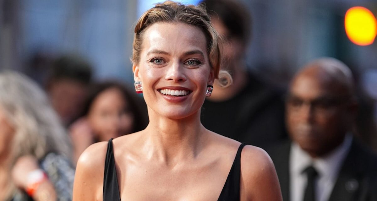 Margot Robbie montre le soutien-gorge en costume sur mesure sensuel