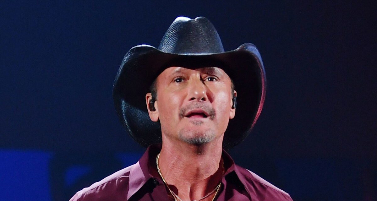 Tim McGraw partage une photographie rare avec des frères avec une déclaration de famille déchirante