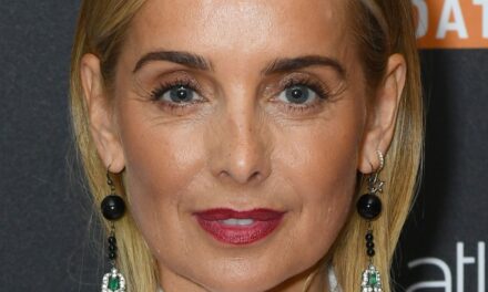 Louise Redknapp nous a fait des études sur la façon de porter une bordeaux de la tête aux pieds dans la cinquantaine