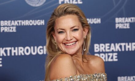 Kate Hudson vole la vedette dans une robe nue plongeante lors de la première de Song Sung Blue