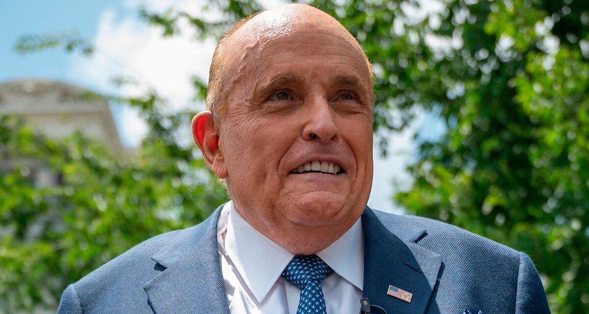 Rudy Giuliani fait la première apparition après un accident de voiture sévère