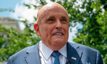 Rudy Giuliani fait la première apparition après un accident de voiture sévère