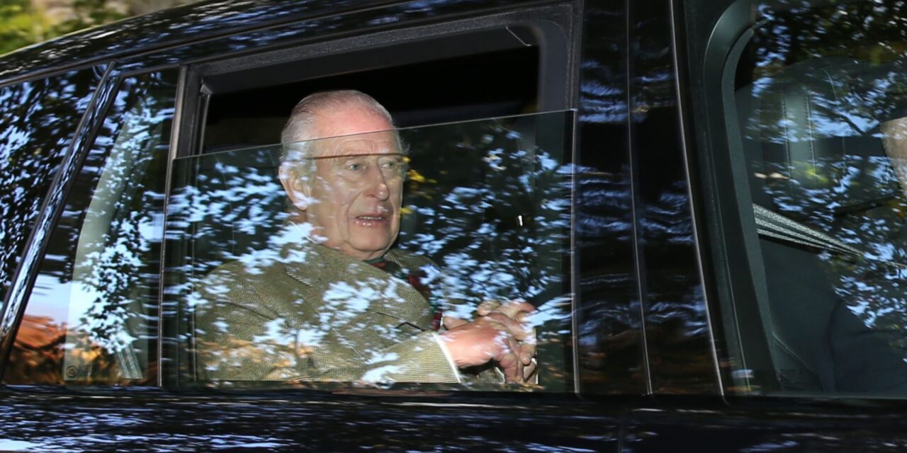 Le roi Charles et la reine Camilla font un arrêt au lieu de mariage de la princesse Anne – voir les photos