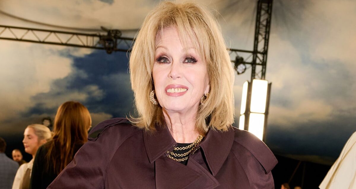 Le trench-coat de Joanna Lumley a une touche originale – et c&rsquo;est la seule façon de porter la veste classique cette saison