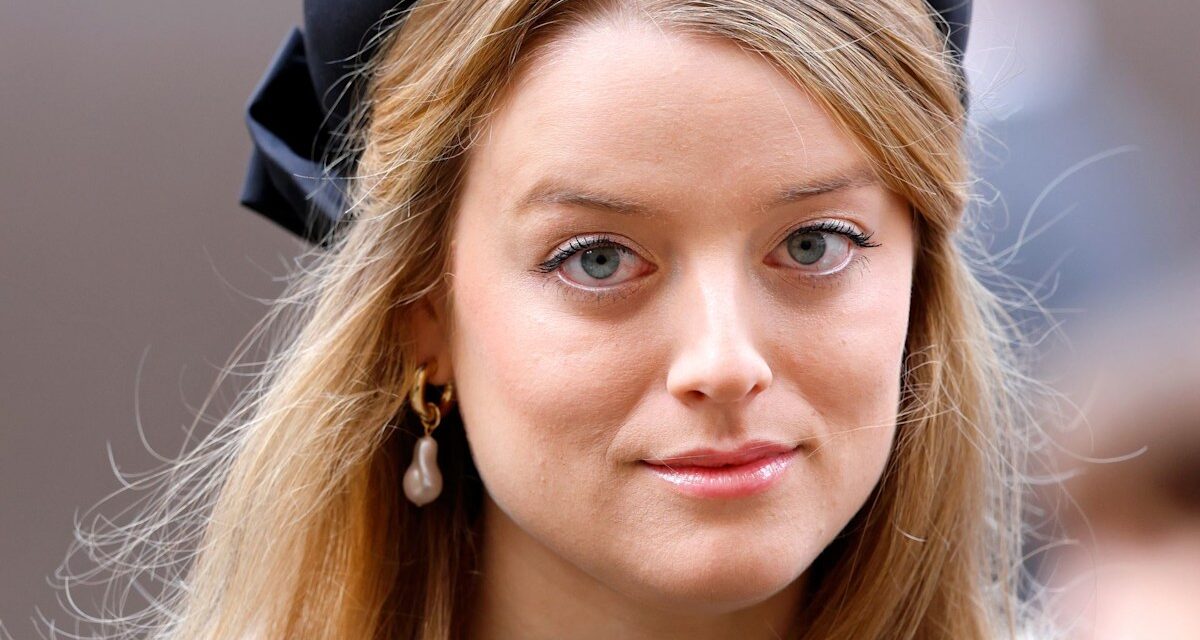 Le cousin de feu de la reine Flora Vesterberg a-t-il cassé l&rsquo;étiquette royale en robe funéraire bleue?