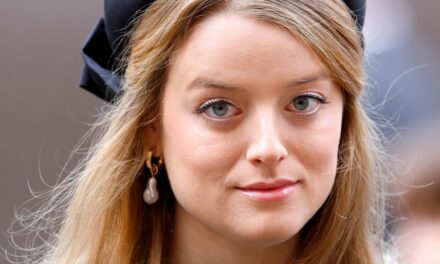 Le cousin de feu de la reine Flora Vesterberg a-t-il cassé l&rsquo;étiquette royale en robe funéraire bleue?