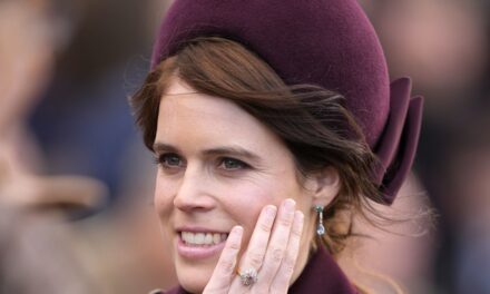 La masterclass de la princesse Eugénie sur la façon de coiffer une jupe en satin est un niveau d&rsquo;expert