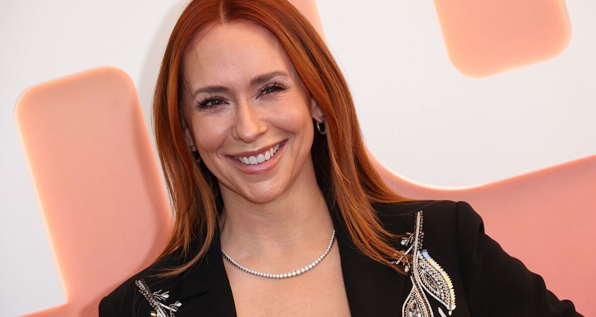 Jennifer Love Hewitt a l&rsquo;air tellement aimée avec la co-star époux de 12 ans pour 911 sur ABC Party
