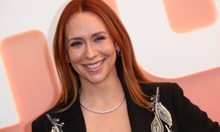 Jennifer Love Hewitt a l&rsquo;air tellement aimée avec la co-star époux de 12 ans pour 911 sur ABC Party