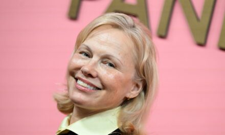 Pamela Anderson est radieuse lors du lancement éphémère de sa nouvelle marque de beauté