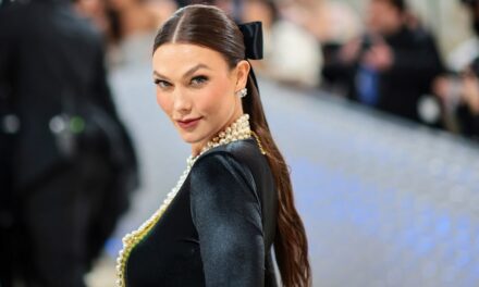 Le mari de Karlie Kloss, Joshua Kushner, partage la première photo de leur nouveau bébé et révèle un bon nom