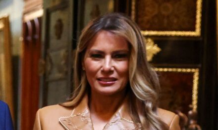 Melania Trump fait tourner les têtes en cuir sensuel et peau de serpent pour un événement privé avec la reine Camilla