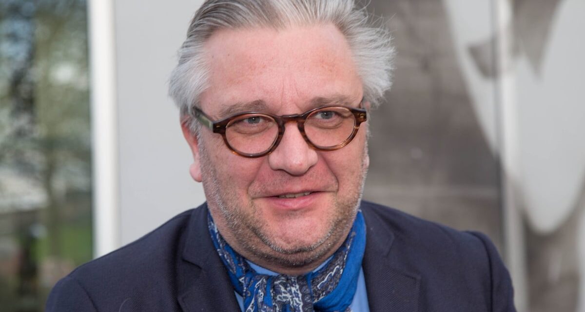 Le prince Laurent de Belgique illustré avec Secret Love Child, 25 ans, pour la première fois