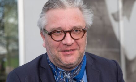 Le prince Laurent de Belgique illustré avec Secret Love Child, 25 ans, pour la première fois