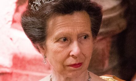 La princesse Anne emprunte le diadème de mariage de l&rsquo;affichage du musée – et vole sous le radar