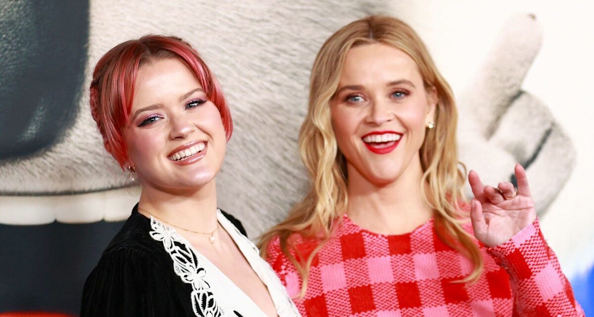 La fille tatouée de Reese Witherspoon étourdit en robe sans bretelles aux côtés de maman célèbre le jour spécial