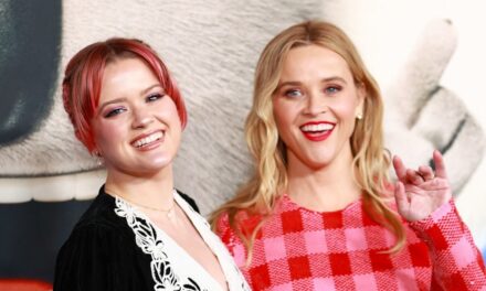 La fille tatouée de Reese Witherspoon étourdit en robe sans bretelles aux côtés de maman célèbre le jour spécial