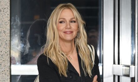 Jennie Garth a l&rsquo;air magnifique alors qu&rsquo;elle sort avec deux de ses filles à Hollywood Event