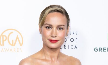 Brie Larson affiche une figure tonique en bikini orange pendant l&rsquo;escapade mexicaine