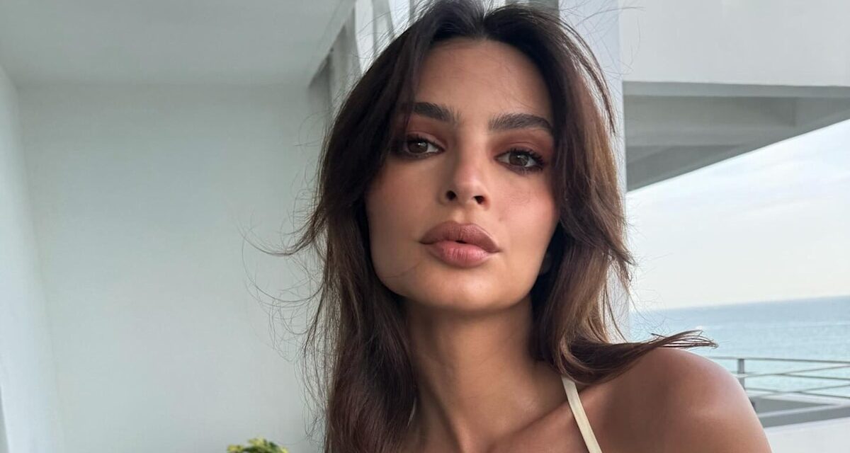 Emily Ratajkowski apporte une touche décontractée à la tendance des robes nues dans un t-shirt blanc surdimensionné