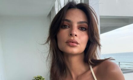 Emily Ratajkowski apporte une touche décontractée à la tendance des robes nues dans un t-shirt blanc surdimensionné