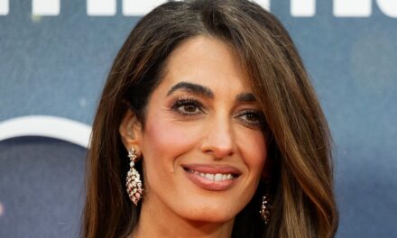 Amal Clooney est l&rsquo;ultime fêtarde londonienne en mini-robe à volants