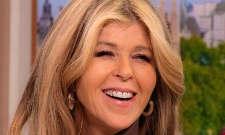 Le manteau à carreaux 2 en 1 de Kate Garraway obsède les téléspectateurs de The Celebrity Traitors – et vous pouvez l&rsquo;acheter pour 48 £