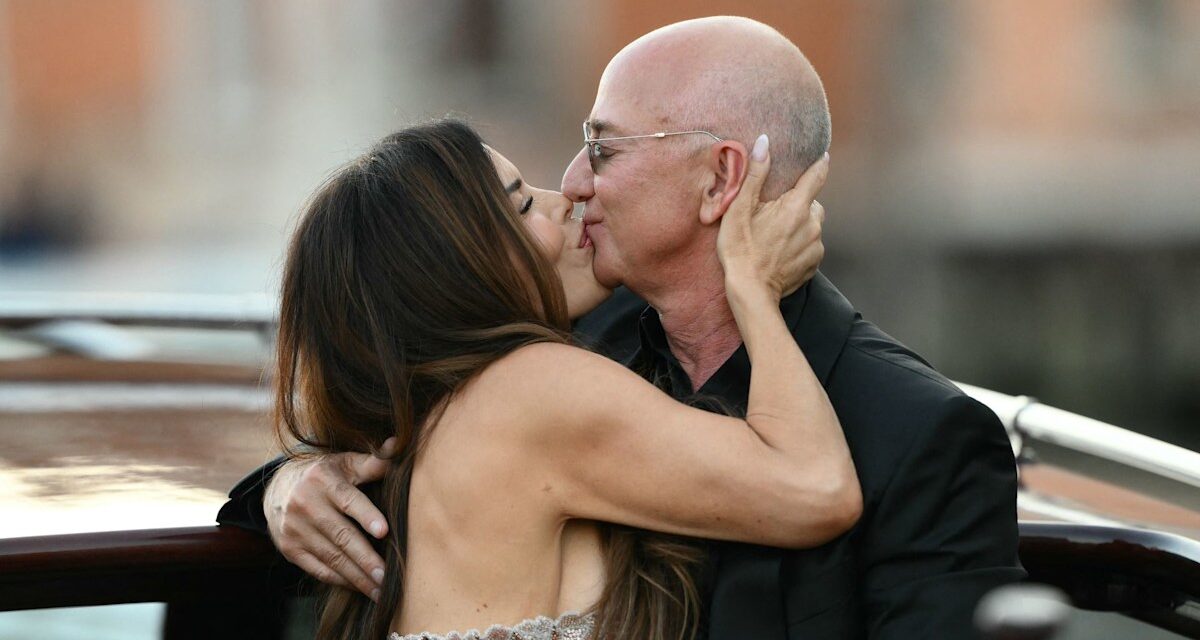 À l’intérieur de la garde-robe coordonnée de Lauren Sánchez Bezos et Jeff Bezos