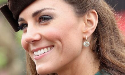 La jupe automnale RA-Ra de Kate Middleton est son ourlet le plus ludique à ce jour