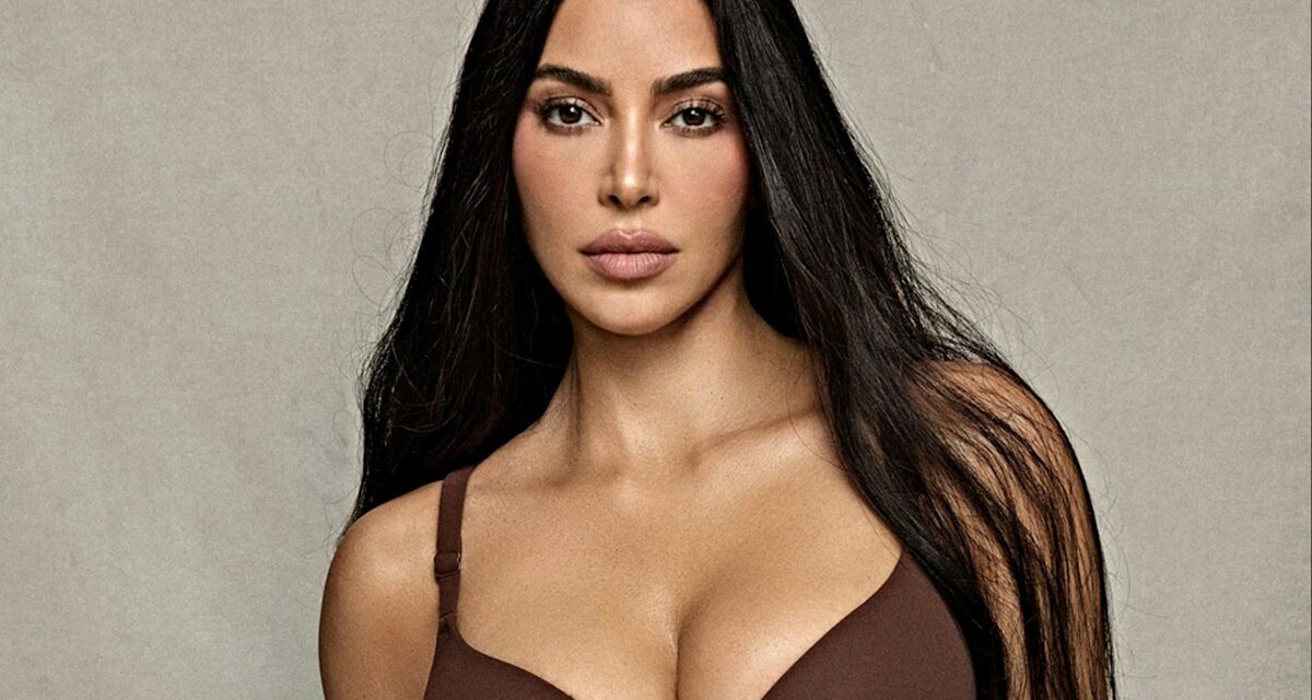 La coupe de pixie de choc de Kim Kardashian est sa transformation la plus audacieuse des cheveux à ce jour