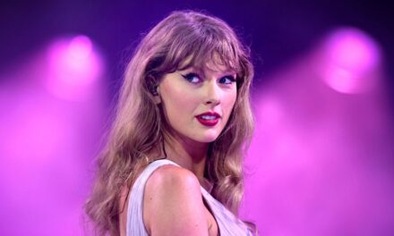 Taylor Swift présente sa bague de fiançailles éblouissante dans une superbe apparence télévisée
