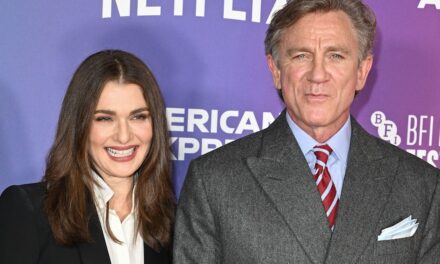 Le suave Daniel Craig présente une exposition adorée avec sa femme Rachel Weisz