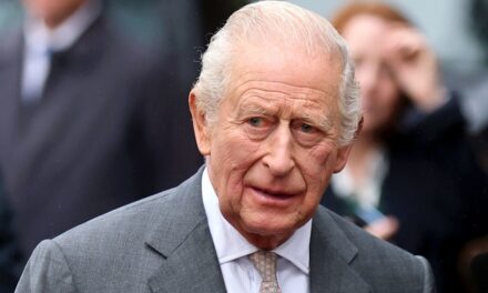 Le roi Charles effectue une visite émouvante à la synagogue de Manchester lors de sa première sortie publique depuis la déclaration du prince Andrew