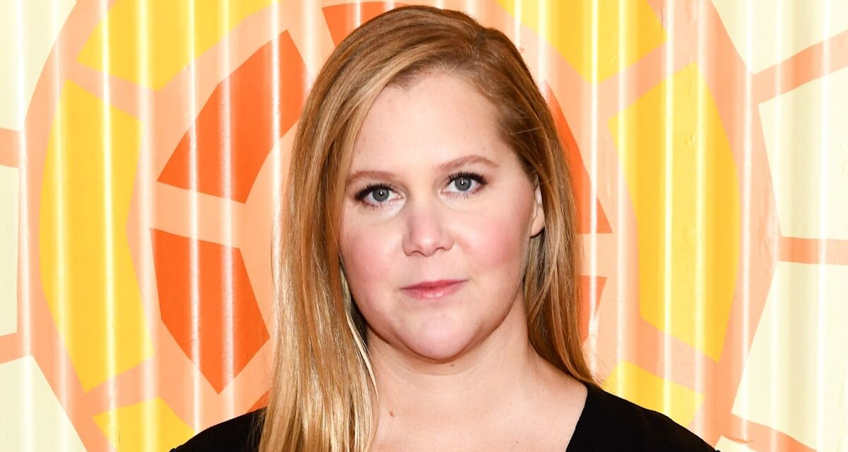 Amy Schumer présente une perte de poids de 40 livres dans une robe rouge ajustée