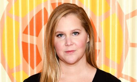 Amy Schumer présente une perte de poids de 40 livres dans une robe rouge ajustée