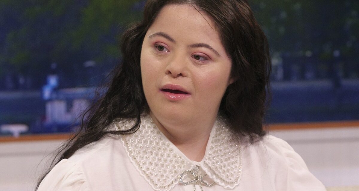 La mère d&rsquo;Ellie Goldstein révèle qu&rsquo;on lui a dit que sa fille star de Strictly ne marcherait ni ne parlerait