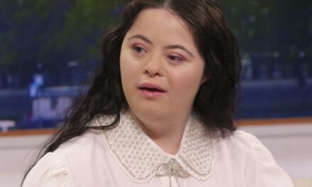 La mère d&rsquo;Ellie Goldstein révèle qu&rsquo;on lui a dit que sa fille star de Strictly ne marcherait ni ne parlerait