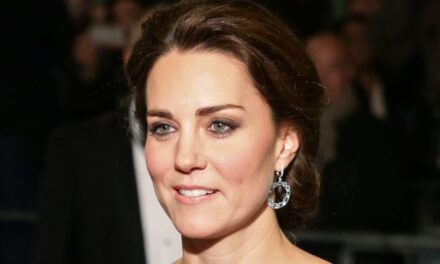 Kate Middleton a débuté sa deuxième grossesse en robe de dentelle – mais Meghan Markle l&rsquo;a portée en premier