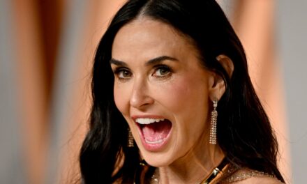 12 stars qui remontent le temps avec des maquillages choquants : de Demi Moore à Pamela Anderson