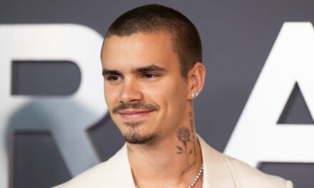 Roméo Beckham ramène des joyaux dentaires pour 2025