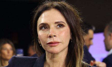 Victoria Beckham pourrait être confondue avec sa fille Harper avec son look très jeune