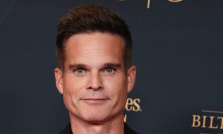 Greg Rikaart et son mari font une très rare apparition publique avec leur fils Montgomery