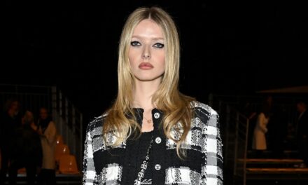 Apple Martin, la fille de Chris Martin et Gwyneth Paltrow, suscite une réaction majeure alors qu&rsquo;elle montre sa voix lors de ses débuts musicaux – regardez