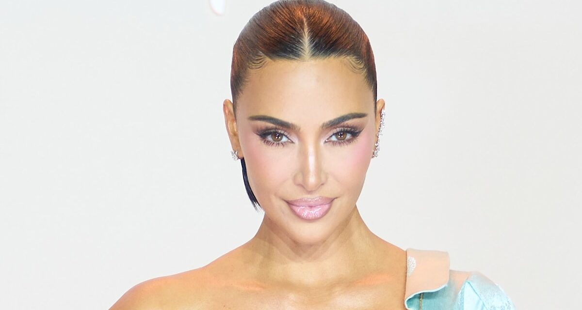 Kim Kardashian célèbre sa nouvelle émission télévisée et son anniversaire dans une robe plongeante bleu glacier